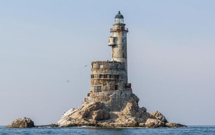 Noyob mayoq ishsiz turibdi va qaroqchilar tomonidan butunlay talangan.