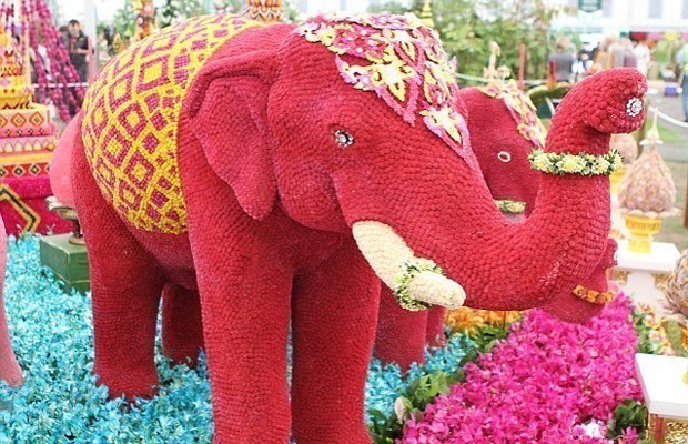 4. Va yana bitta fil – huddi o'zi, Gullar ko'rgazmasidagi gullardan yasalgan eksponat, may oylarida ham Chelsi shaxrida ishtirok etgan