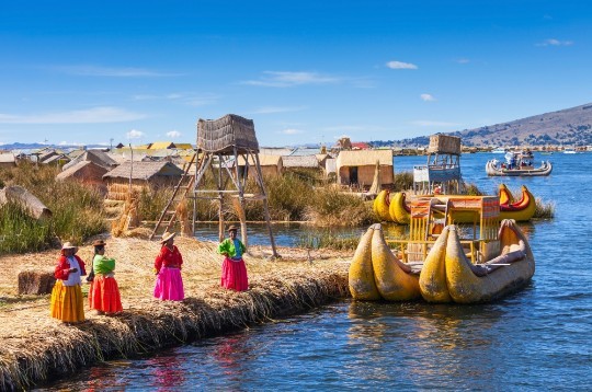 5. Suzib yuruvchi Uros orollari, Boliviya va Peru