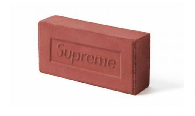 1. Supreme kiyim brend markasining g'ishti