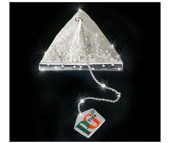 3. Brilliantlar bilan naqshlangan PG Tips kompaniyasining choy paketchasi