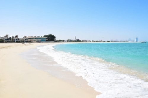 9. Al-Gantut Bich qirg’og’i (Al Ghantoot Beach)