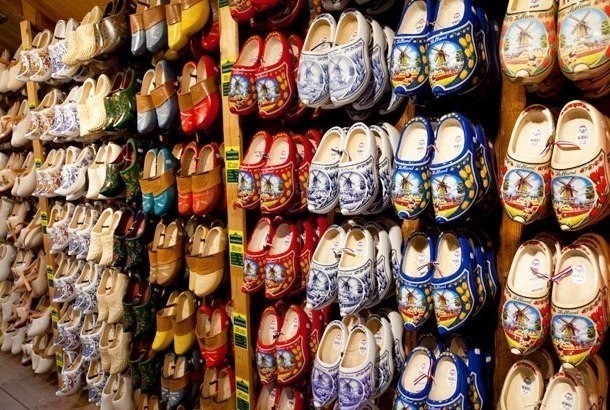 2. Ranglangan yog’och oyoq kiyimi, Niderlandiya