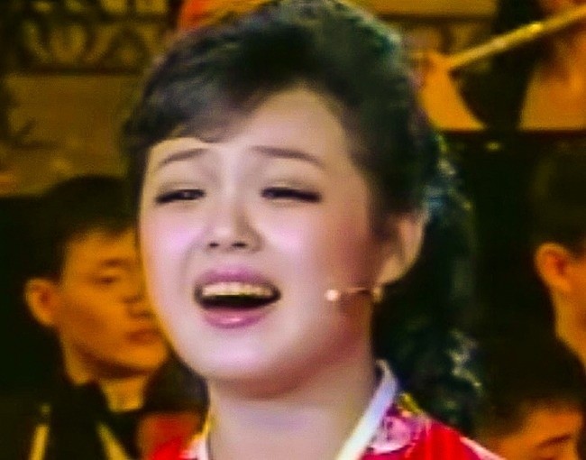 3.	Oila qurgunga qadar u xonanda edi 