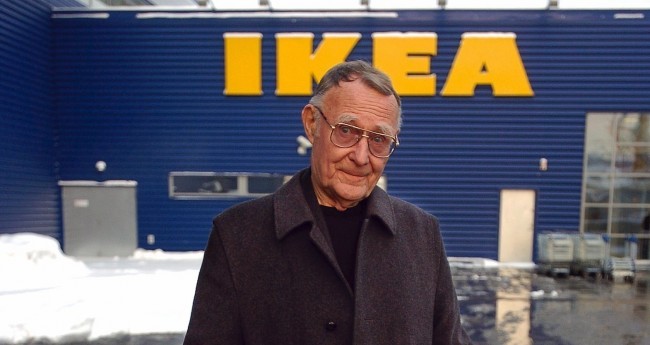IKEA kompaniyasining asoschisi Ingvar Kamprad ko’pincha avtobusda yurgan va o’lguniga qadar ekonom-klass bilan parvoz qilgan.