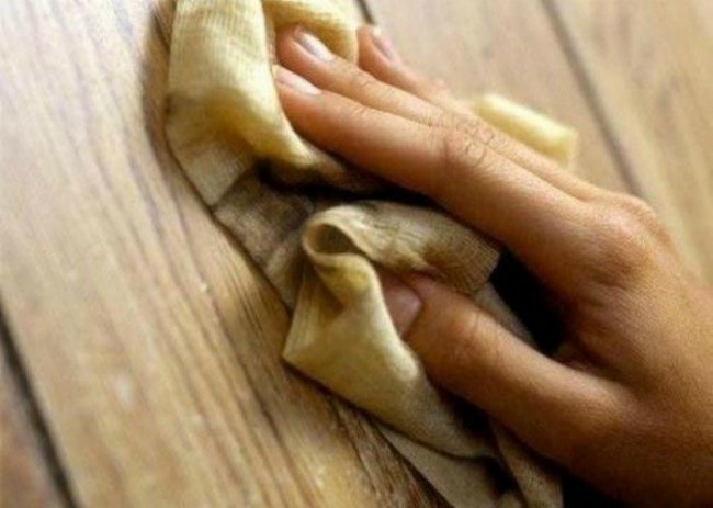 7. Yog’ochli yuzalarni tozalash uchun choydan foydalanish