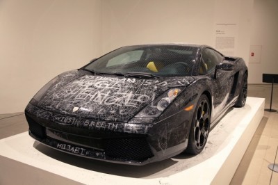 “Meni to’lig’icha buzib tashla”: muzeyga tashrif buyuruvchilarga 170 ming $ li Lamborghini da o’z mahoratlarini ko’rsatishlari uchun imkon berildi 