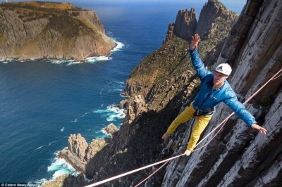 Tubsizlik ustida yalangoyoq – mashxur dorboz Tasmaniya cho’qqilarini zabt etdi.