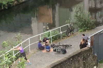 Do'stlar 15 mingta tangachalarni yo'lga to'kib, o'tib ketayotgan odamlarning tasirlari rasmga olishdi