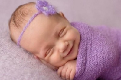 Uyqudagi chaqaloqlarning shiringina kulgusi