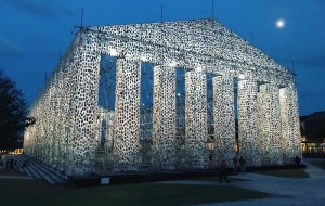 Rassom ta’qiqlangan 100 ming ta kitobdan foydalanib, Parfenonning aniq nusxasini yasadi