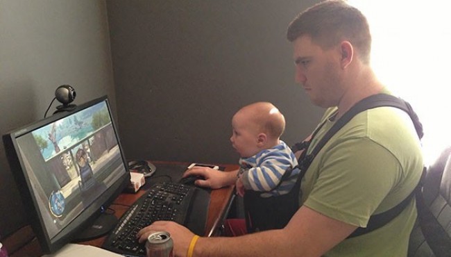 Chaqaloq boqish qanday mushkul ish ekanligini ko'rsatuvchi quvnoq rasmlar