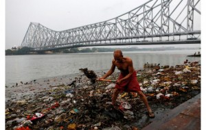 Loyning barcha ranglari: qanday qilib hindlar Ganga ilohiy daryosini o'ldirmoqdalar
