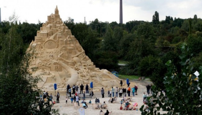 Qiziqarli dunyo: Germaniyada besh qavatli uy balanligidagi, dunyodagi eng katta qum saroyi qurishdi