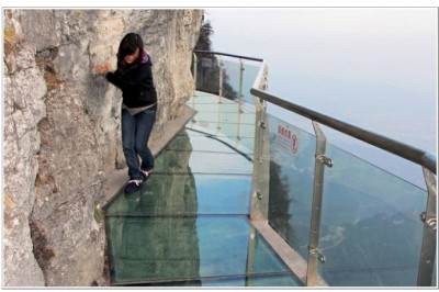 Qiziqarli dunyo: Xitoyda mashxur shisha ko'prik darz ketishni boshladi, lekin tashrif etuvchilar bundan kamaygani yo'q