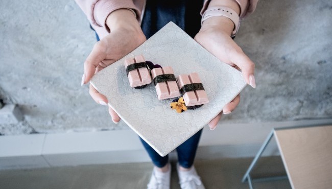  Kit Katdan noodatiy va shirin sushilar bari