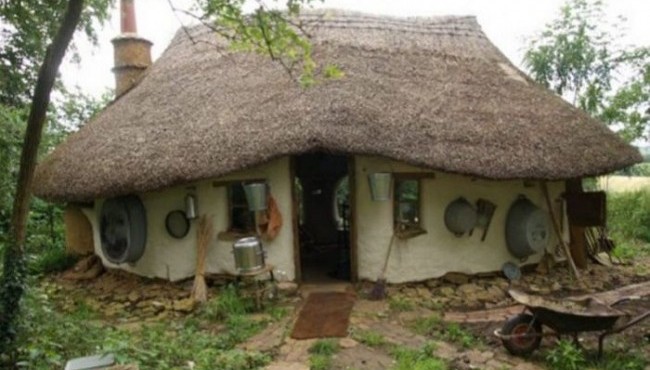 O’qituvchi bir oylik maoshiga o’z qo’llari bilan uy qurdi 