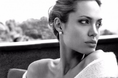 Jarrohlik muolajalari va makiyajsiz ham Anjelina Joliniki kabi dudoqlarga ega bo’lish sirlari