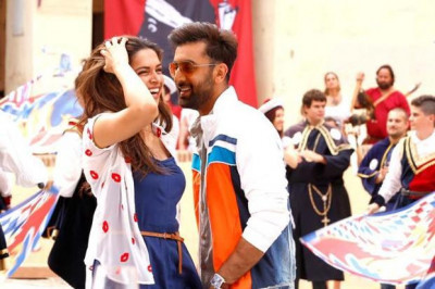 Suratga olish maydonchasida topishgan Bollivud yulduzlari