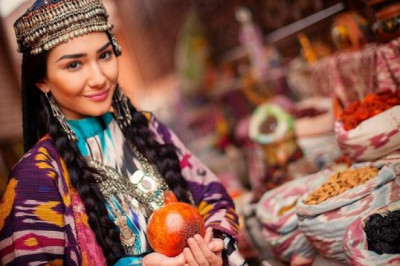 Milliy adras yarashgan o'zbegimning qizlari