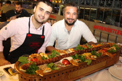 Qanday qilib turk oshpazi tabassumi va noodatiy taomlari tufayli butun dunyoga mashxur bo’ldi.