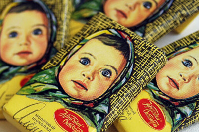 Alyonka: Shokolad o’rami ustidagi qog’ozda kimning surati tasvirlangan?