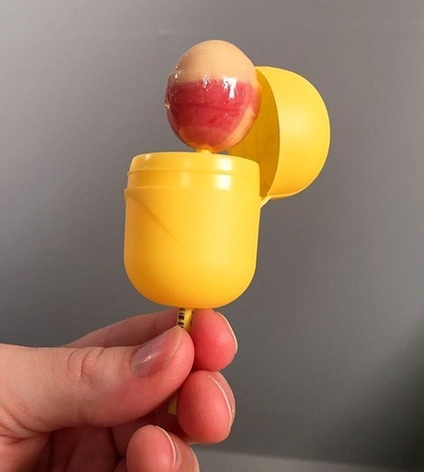 Agar kichkintoyingiz chupachupsini oxirgacha yeyishni istamasa uni kinder idishchasiga solib qo'ying