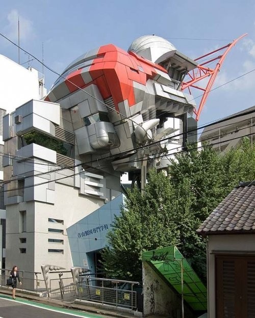 4. Aoyama Texnika kolledjining binosi