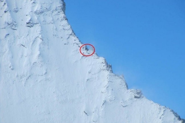 Matterhorn tog’ini qiyalik q	oya cho’qqisida kulba bor.