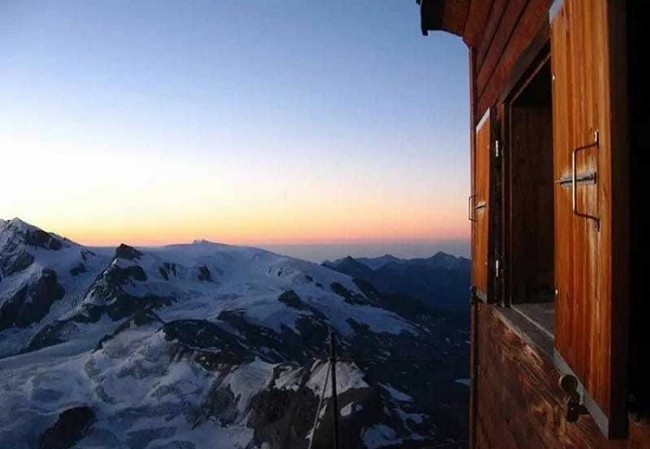 Matterhorn tog’iga chiqishdagi yo’nalishda joylashgan kulba.