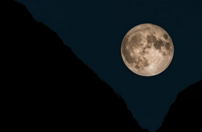 Oy qachonlardir Yerning bir qismi bo'lgan