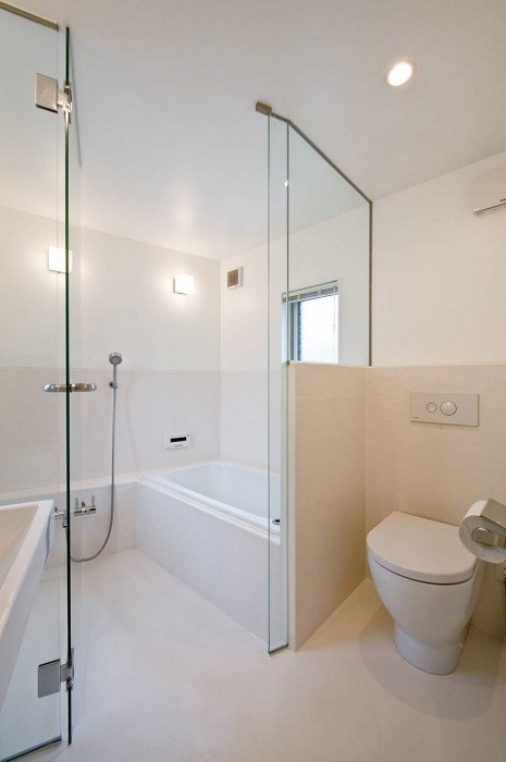 Shunigdek tor uyning birinchi qavatida to’laqon vannaya xona bor