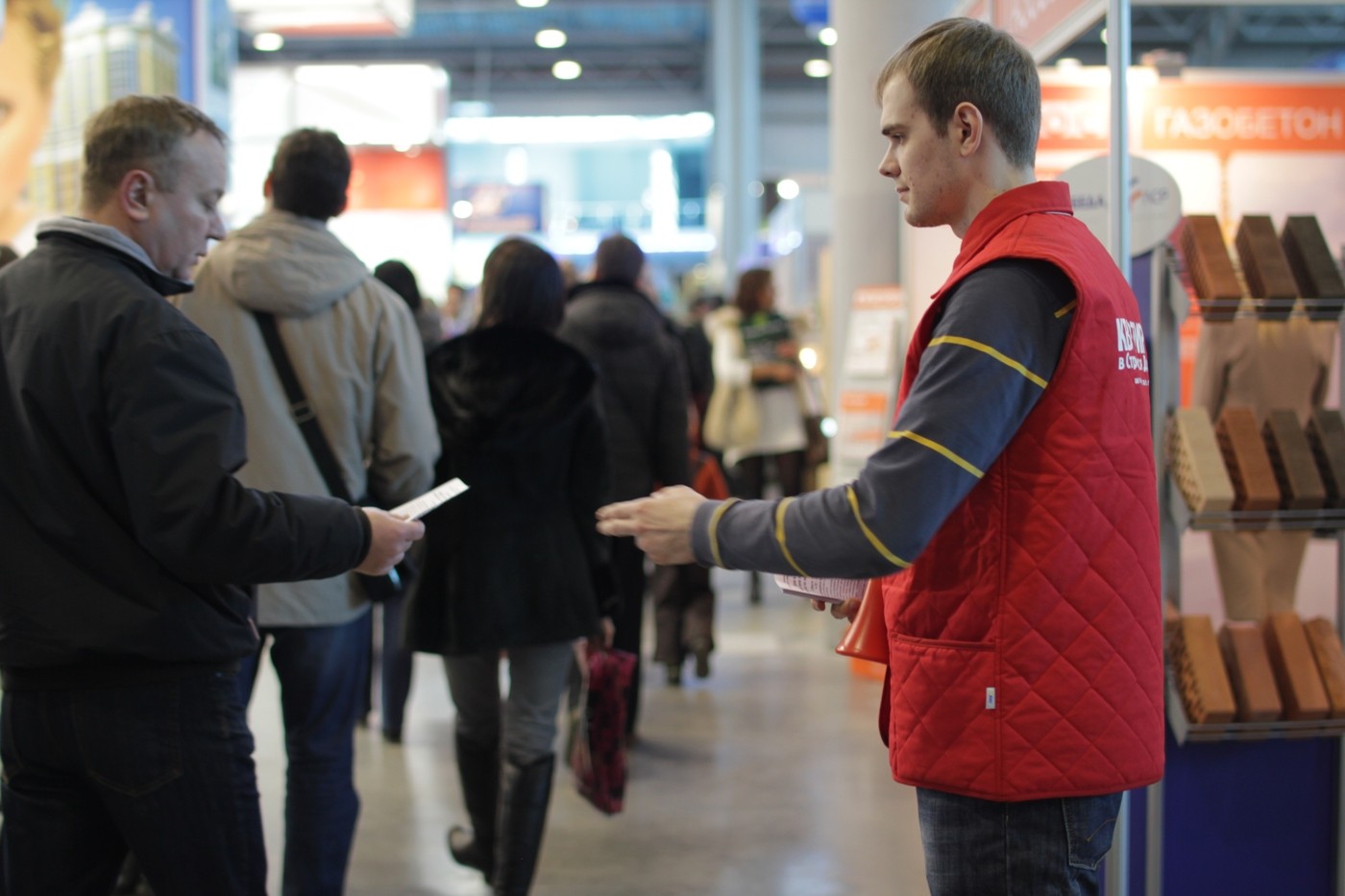 1.Promouter – reklama varaqalarini tarqatuvchi odam