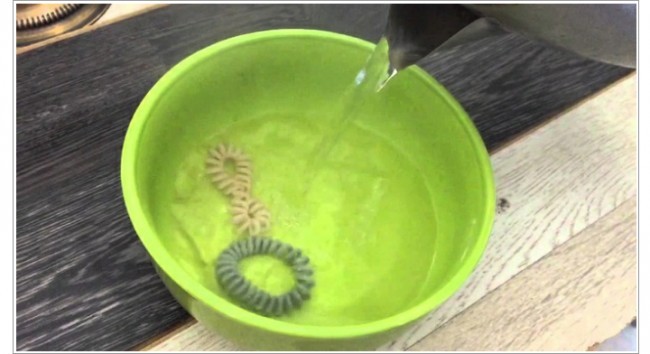 Soch rezinkasi uchun qaynoq suv