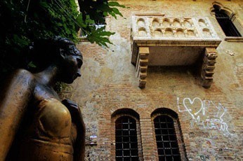 Djulyetta haykali (Verona, Italiya)