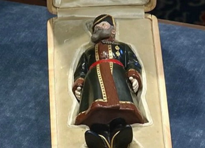 18. Cherdakdan topligan Faberje haykalchasi