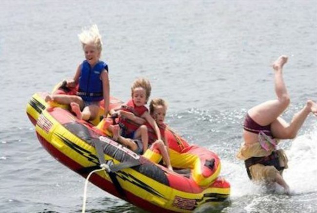 16. Ajoyib oilaviy foto: bolalar va onaning oyoqlari...