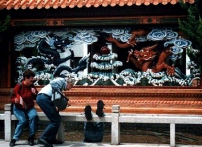 4. Kimdir rasmga tushishdan charchadi, shekilli...