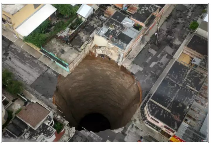 7. Uch qavatli uy g'arq bo'lib ketgan yerdagi gigant yoriq.