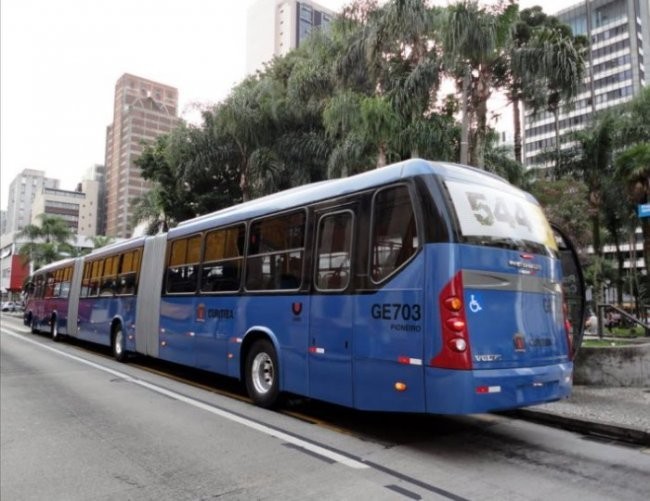 Kuritiba shahrining moviy gianti - Neobus Mega BRT Volvo B12M avtobusi.