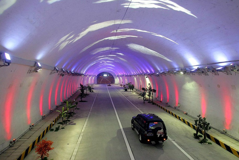 Xitoy, Zhongnanshan tunneli - 18,02 km