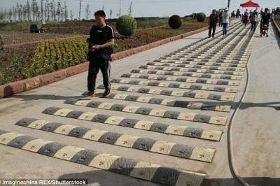 Xitoyliklar sayyohlar uchun “yotqizilgan polisiyachillar”ni o’rnatdilar. Bunaqasini yana qayerda uchtarasiz?