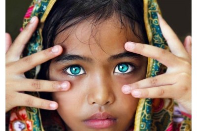 Bu ko'zlar odamlarga emas, balki ilohlarga tegishli ko'zlarga o'xshaydi, butun bir koinotga eshiklar