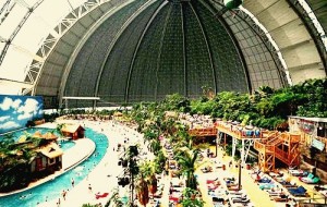 Angar ichidagi ajoyib tropik kurort