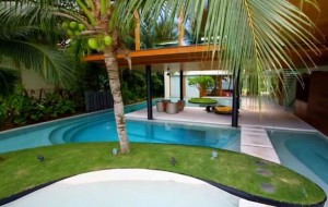 Bu uyda barcha mehmonlar yashirin joyga tushishga harakat qilishadi, basseyn tagiga berkitilgan.