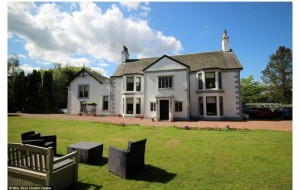 Shotlandiyalik kishi o'zining muhtasham uyini lotereyada o'ynamoqda. Chiptaning narxi 5 funt