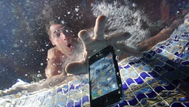 Nima qilish kerak, agar telefoningiz “cho’milgan bo’lsa”: cho’kayotganni qutqarish bo’yicha qadamma qadam qo’llanma