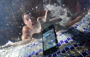 Nima qilish kerak, agar telefoningiz “cho’milgan bo’lsa”: cho’kayotganni qutqarish bo’yicha qadamma qadam qo’llanma