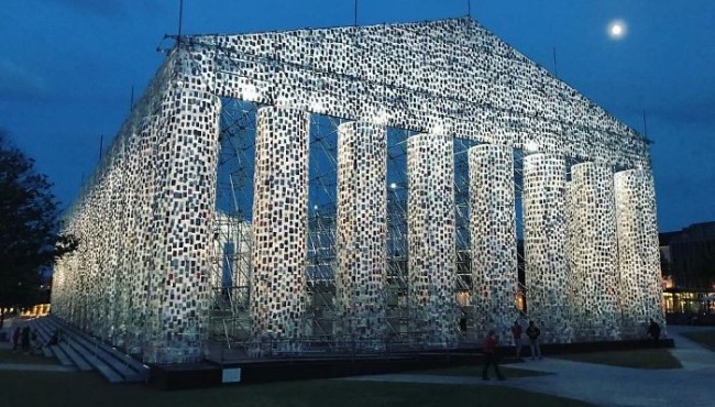 Rassom ta’qiqlangan 100 ming ta kitobdan foydalanib, Parfenonning aniq nusxasini yasadi