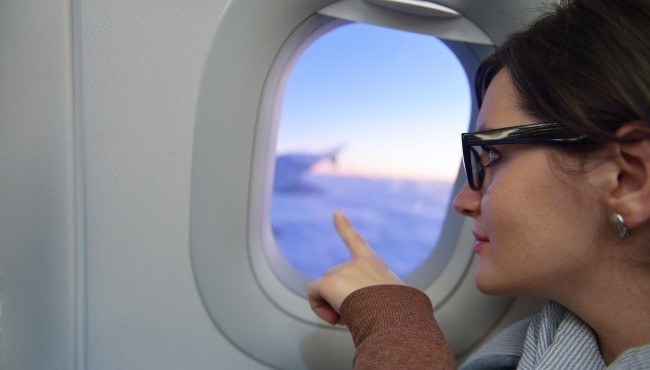 Qiziqarli dunyo: Uchish va qo’nish paytida illyuminator pardachalarini ko’tarish kerakligining oddiy sababi